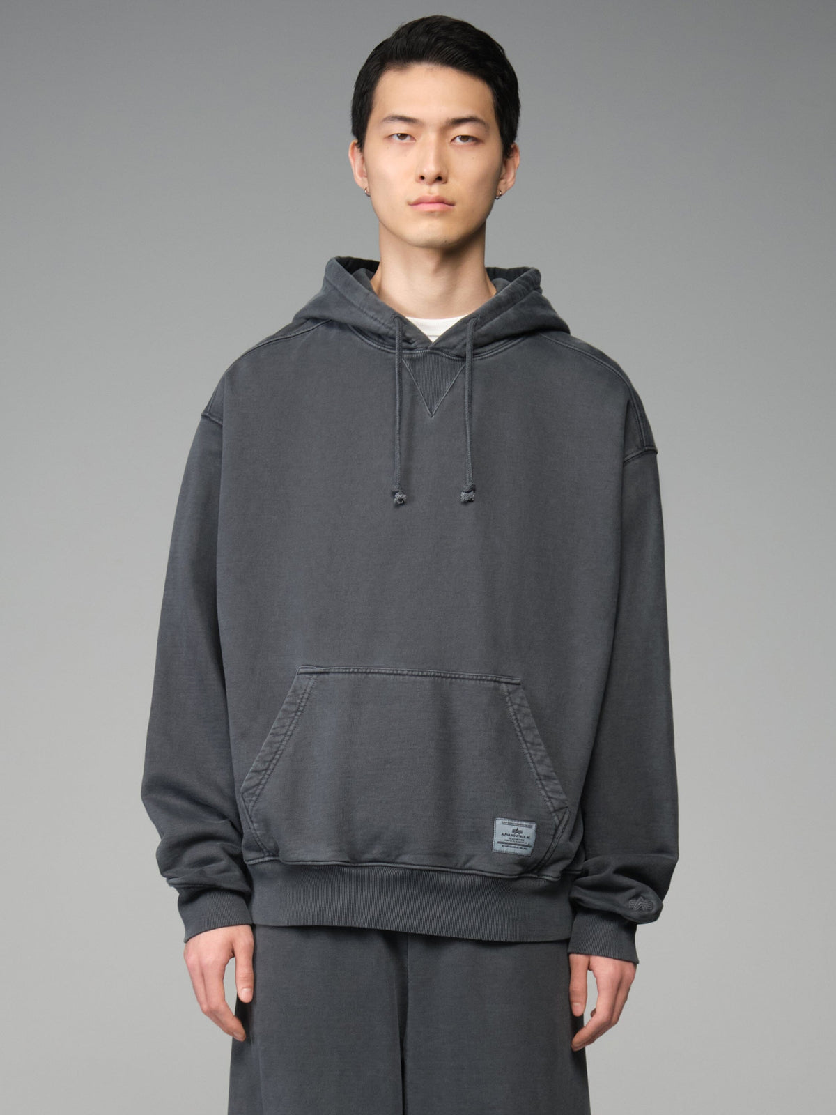 ESSENTIAL HOODIE BATTLEWASH SWEATSHIRT BLACK | Alpha Industries