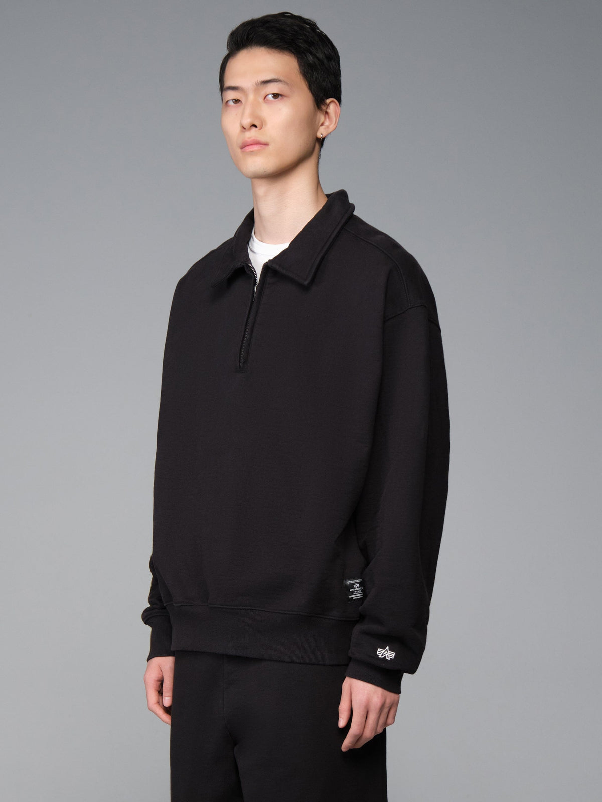 ESSENTIAL 1/4 ZIP SWEATSHIRT BLACK | Alpha Industries