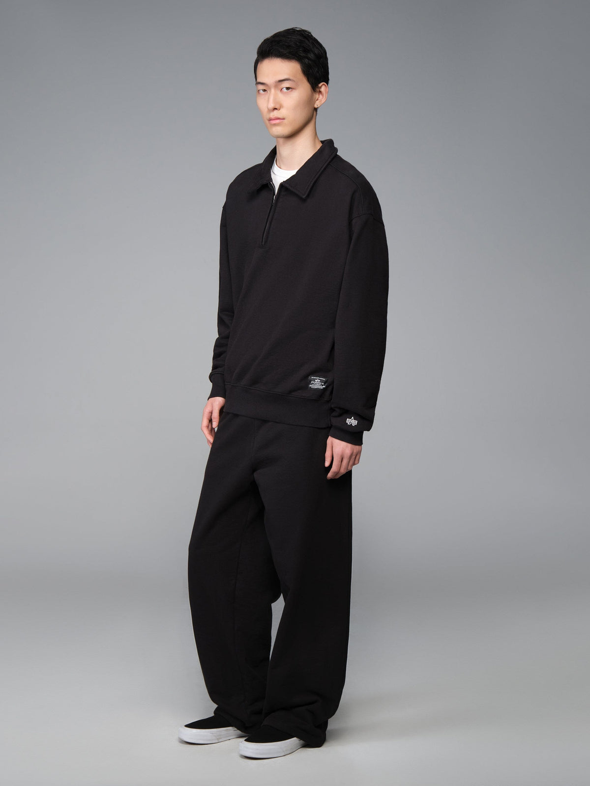 ESSENTIAL 1/4 ZIP SWEATSHIRT BLACK | Alpha Industries