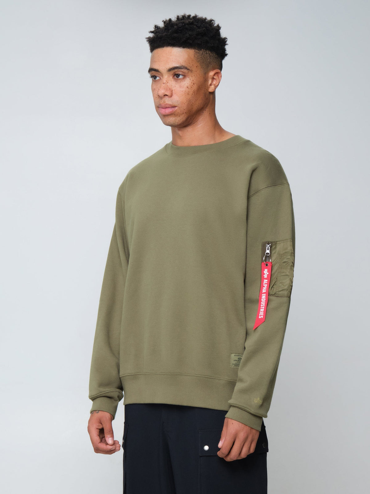 UTILITY POCKET CREW SWEATSHIRT BLACK | Alpha Industries