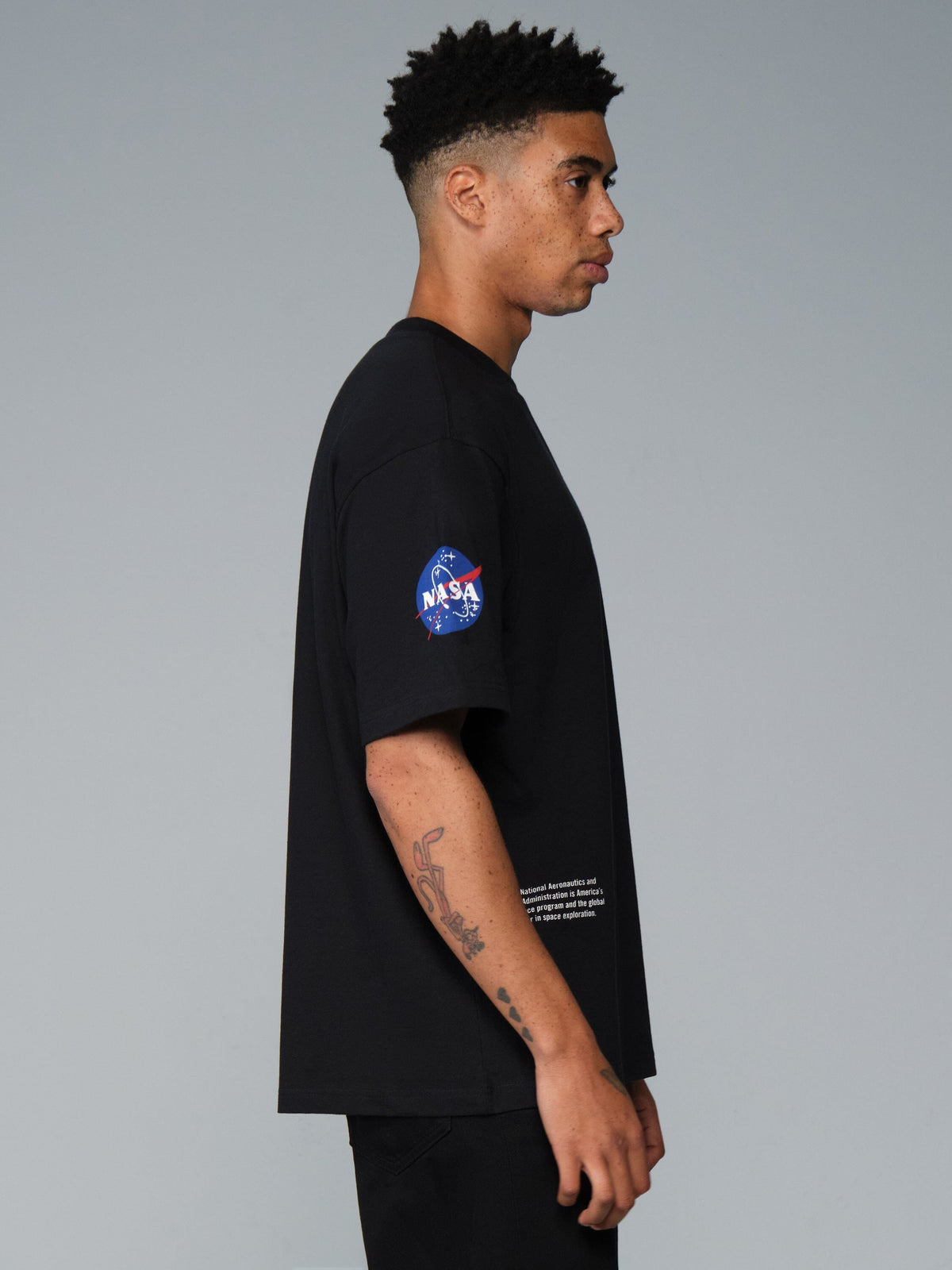 NASA WORM LOGO ESSENTIAL TEE BLACK | Alpha Industries